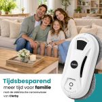 Wit robot window cleaner apparaat naast een gezin op een bank in een woonkamer. "Tijdsbesparend meer tijd voor familie".