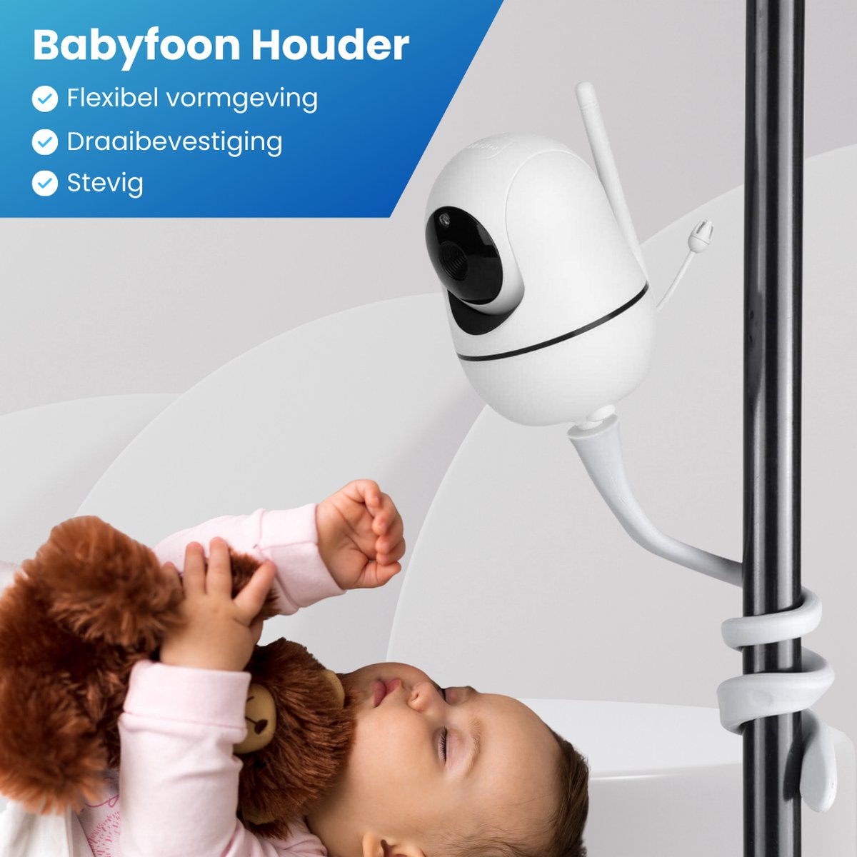 Witte babyfoonhouder met zwanenhals, bevestigd aan een zwarte staander. Een slapende baby met knuffel onderaan.