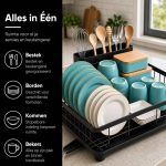 Zwart afdruiprek gevuld met turquoise borden, witte borden, turquoise kopjes, bamboe bakjes en keukengerei.