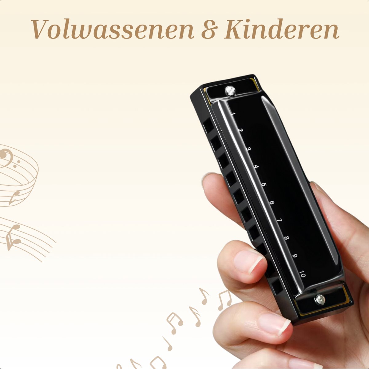 Hand van een persoon die een zwarte mondharmonica vasthoudt. De mondharmonica heeft cijfers 1 t/m 10 op de zijkant.