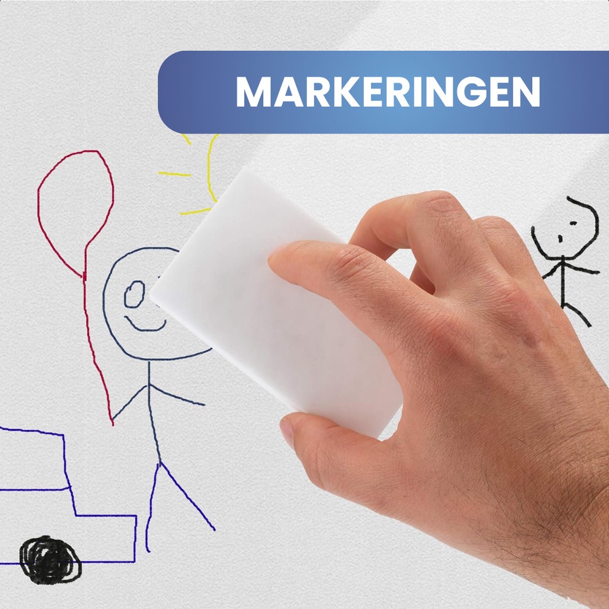 Hand met wonderspons verwijdert markeringen van een kindertekening op een witte muur.
