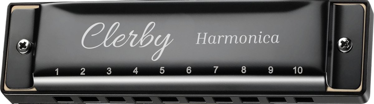 Zwarte Clerby mondharmonica met zilveren randen en de tekst "Clerby Harmonica" erop. Cijfers 1 t/m 10 zijn aangegeven.