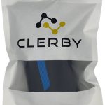 Witte verpakking met Clerby logo en een glimp van een zwarte elleboog brace met blauwe streep.
