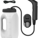 Draagbaar bidet met witte tank van 2.5L, zwarte sproeier en houder. Inclusief USB-C kabel.