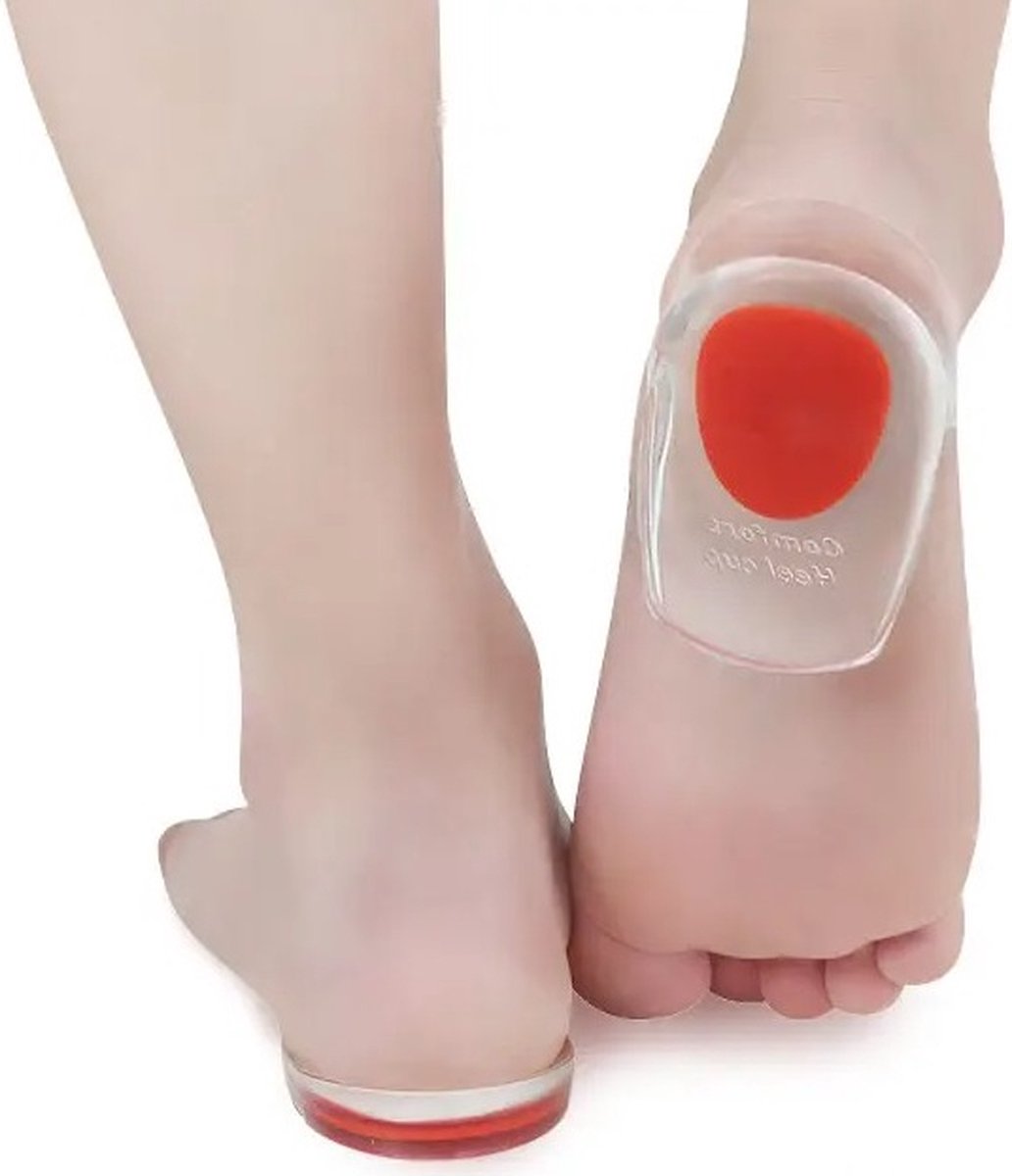 Achterkant van voeten met doorzichtige gel hielcups met rode inleg onder de hielen.