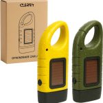 Gele en groene zaklampen naast de verpakking met de merknaam Clerby.