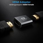 Zilverkleurige HDMI-adapter met '8K HDTV' logo, tussen twee HDMI-kabels in.