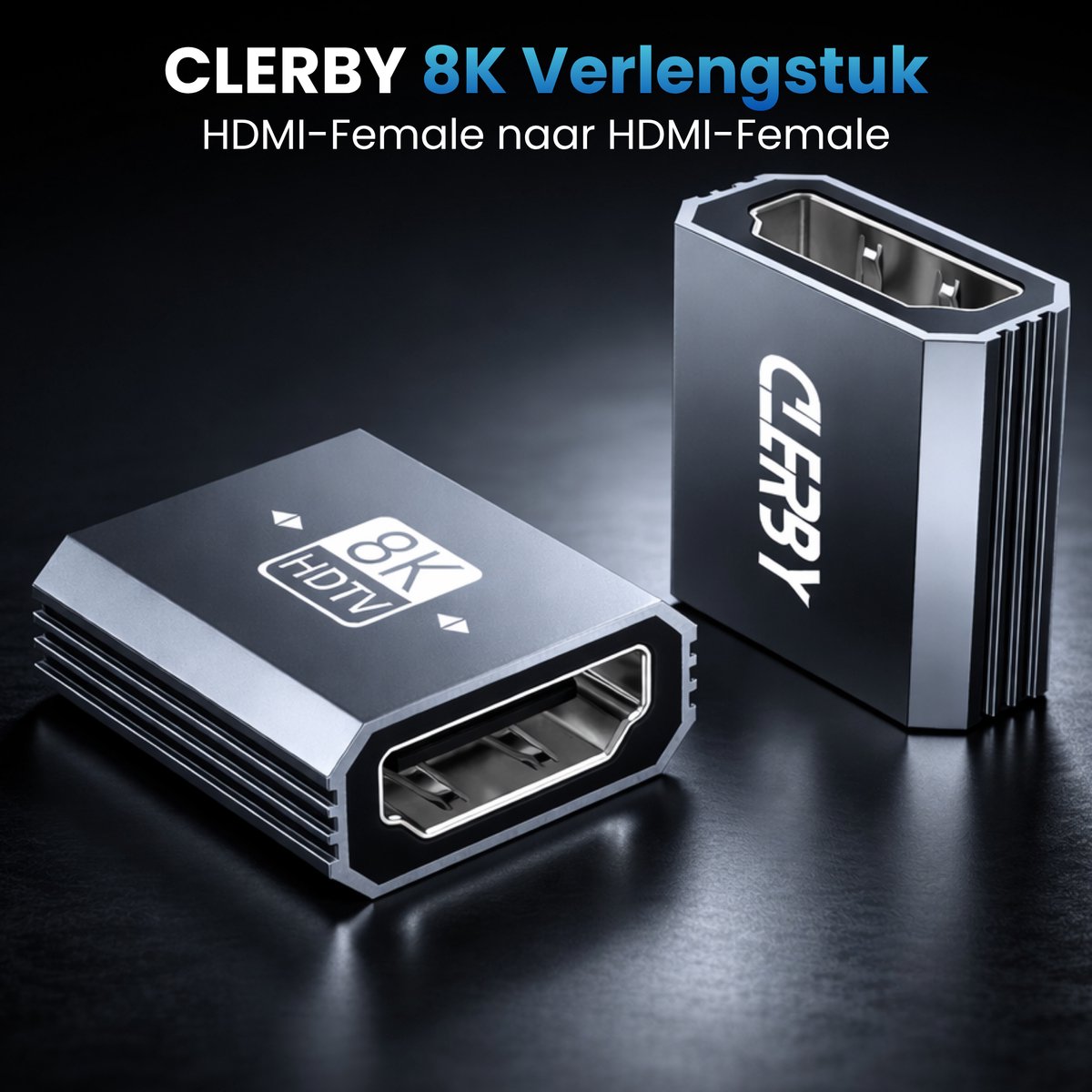 Twee zilverkleurige Clerby 8K HDMI-verlengstukken met gegroefde zijkanten, op een donkere achtergrond.