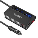 Zwarte sigarettenaansteker splitter met 4 USB-poorten en 3 aansluitingen, aangesloten op een auto-aansteker. Met de tekst "CLERBY", blauwe LED-lampjes en een voltage meter van 12.7.