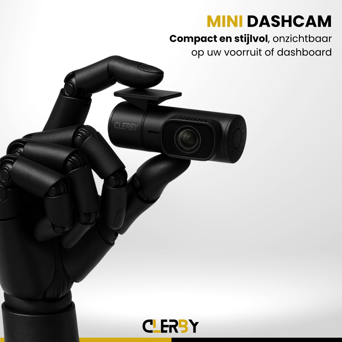 Zwarte, mini dashcam in de klauwen van een zwarte robot hand.