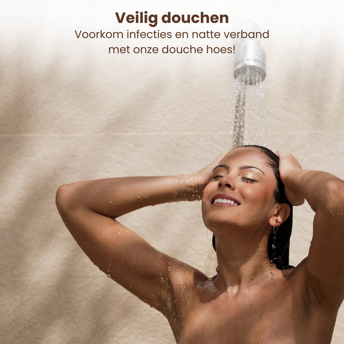 Vrouw geniet van het douchen onder een douchekop, haar haar is nat.