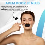 Een vrouw met een zwarte mondpleister, wijzend naar haar mond. Tekst: Adem door je neus.