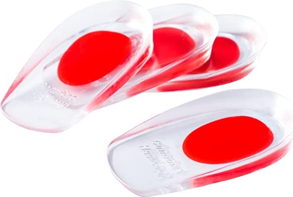 Vier doorzichtige gel hielcups met rode inleg, op een witte achtergrond.