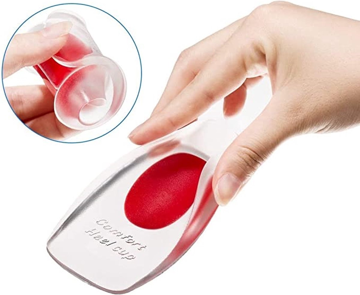 Hand die een doorzichtige gel hielcup met rode inleg vasthoudt, met een close-up van de hielcup in een cirkel.