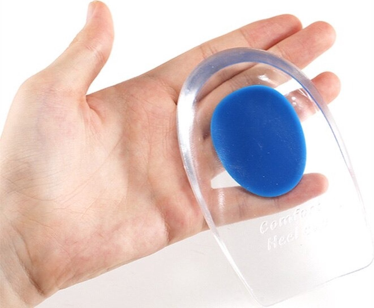 Een hand die een transparant gel-hielcupje met een blauw ovaal vasthoudt.