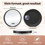 Zwarte 8,5 cm vergrootspiegel met 30x vergroting, zuignap en 1 cm dikte. Toont voor- en achterkant.