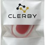 Witte verpakking met Clerby logo, waarin een doorzichtige gel hielcup met rode inleg zichtbaar is.